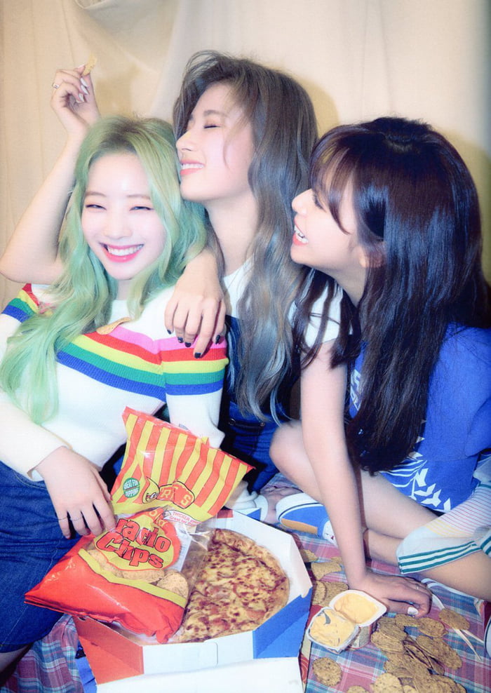 Photo : Dahyun ,sana and jeongyeon