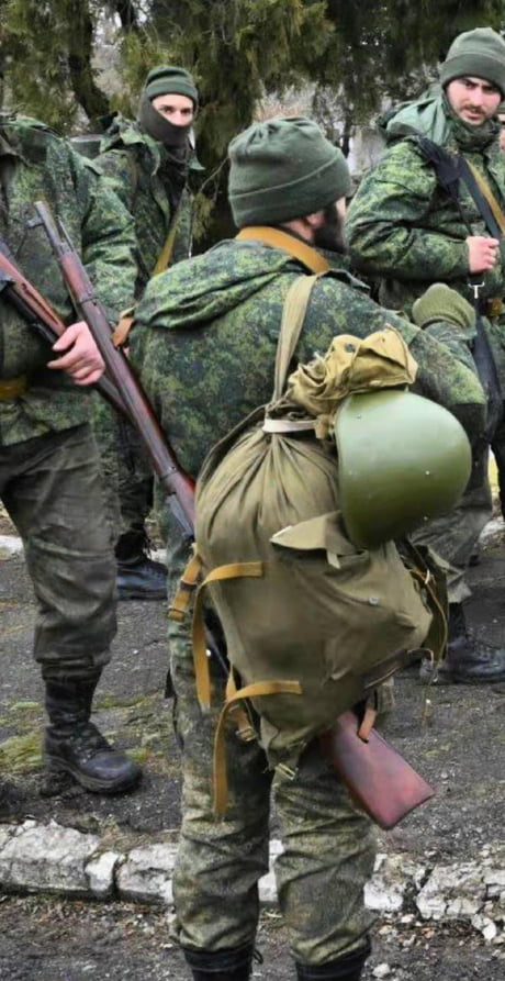 WWI Gear for russian conscripts? Is that a Muskete? And the "bag"? - 9GAG