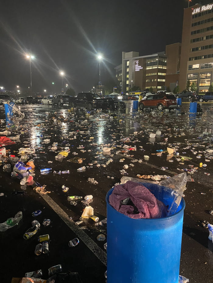 West Virginia University Parking Lot After Tonight s Football Game 9GAG west-virginia-university-parking-lot-after-tonight-s-football-game-9gag