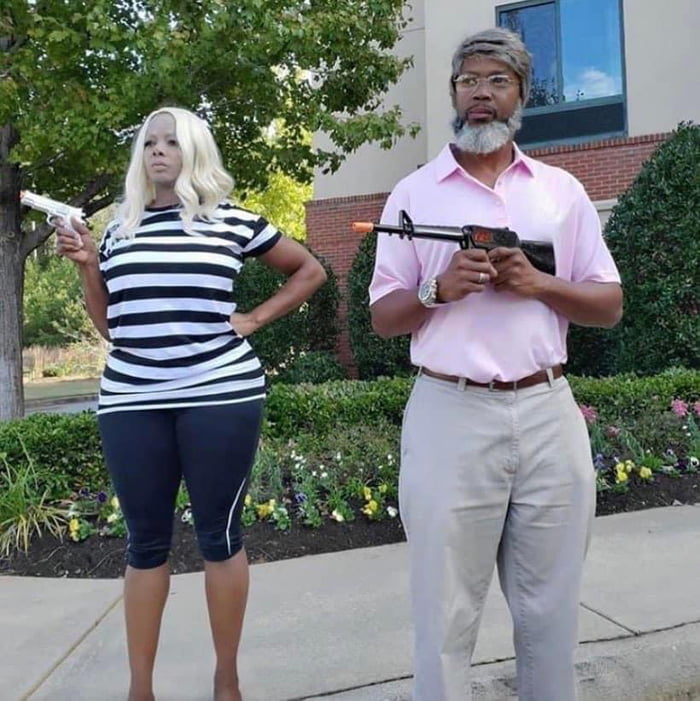 two-of-the-scariest-halloween-costumes-ever-made-9gag