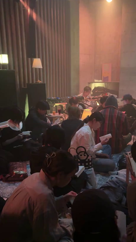 People in Japan are going to nightclubs to read books “JUCY BOOK RAVE” brings people together at a basement club in Tokyo to read books while ambient music plays and lights flicker.