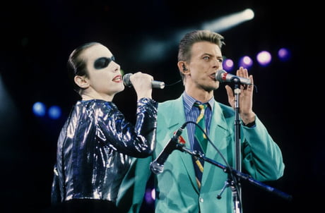 David Bowie And Annie Lennox Sing Under Pressure At The Freddie Mercury Tribute Concert On April 20 1992 9gag