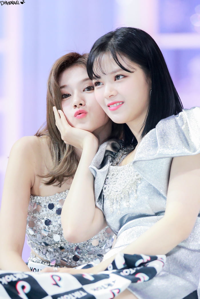 Photo : Sana & Jeongyeon