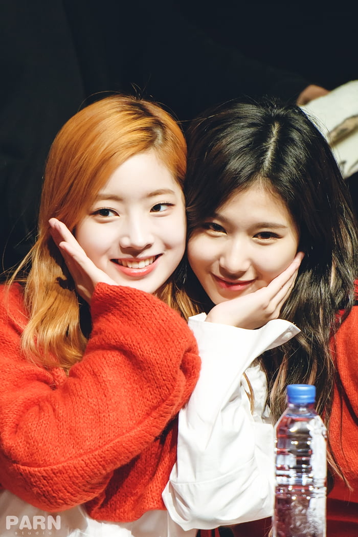 Photo : Dahyun & Sana