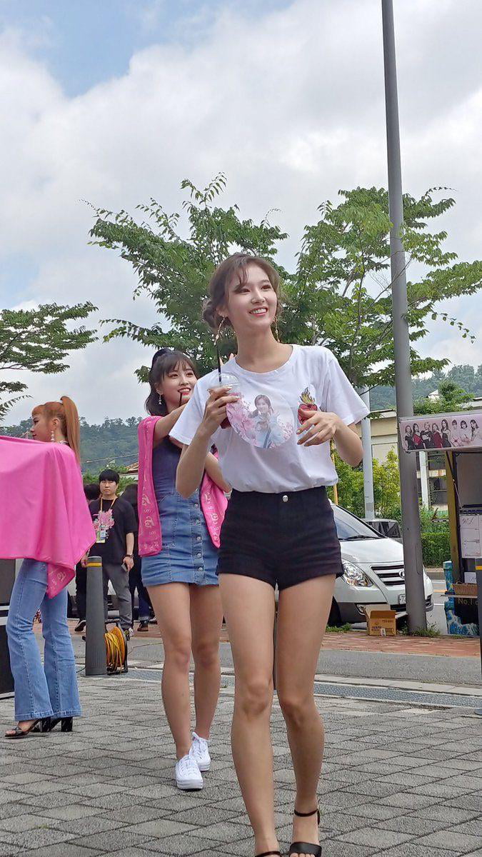 Photo : Sana and Momo
