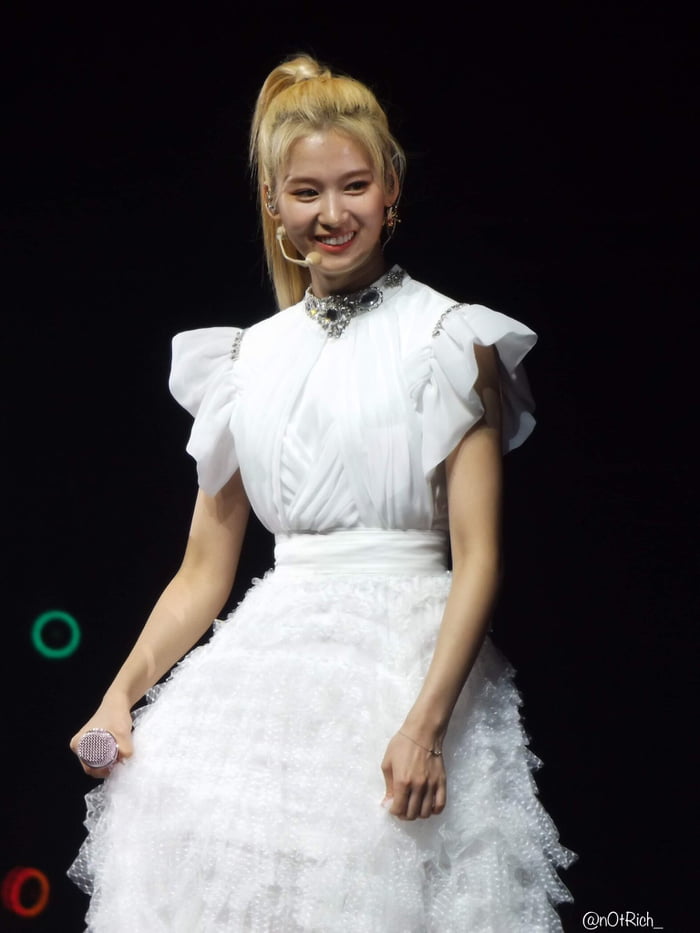 Photo : Sana in white