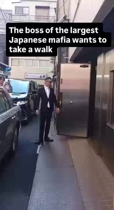 Japanese yakuza boss, kenichi shioda, rushes to the car. Reports said he just went to a walk in the park