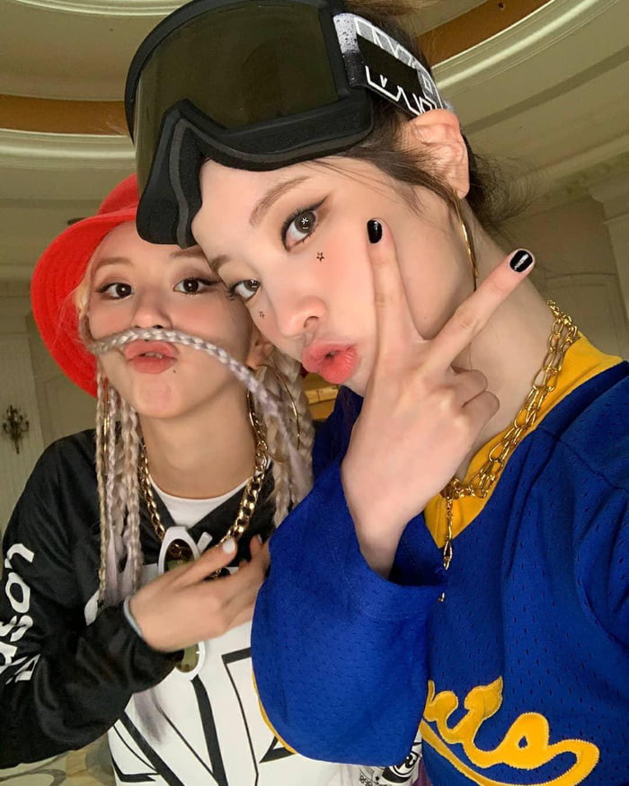 Photo : Dahyun & Chaeyoung