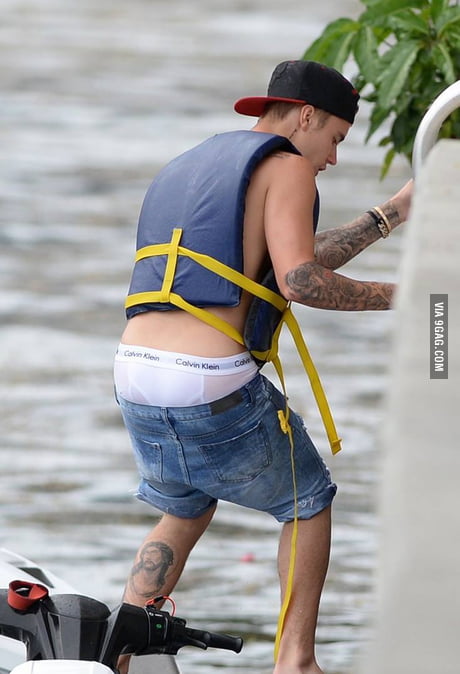 Justin Bieber should learn how to wear his Calvin Klein underwear he's  wearing it back to front! - 9GAG