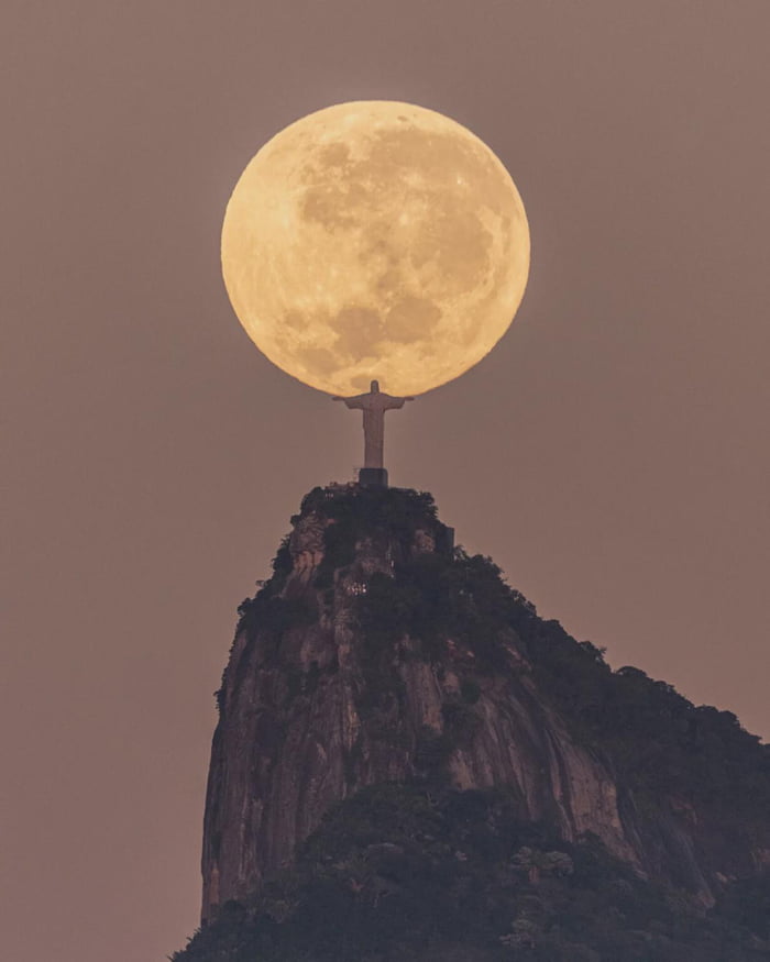 After 3 years of wait, calculations and precise astronomical timing, Leonardo Sens captured this photo