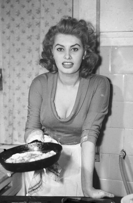 Sophia Loren Making Pasta In An Italian Restaurant 1957 9gag