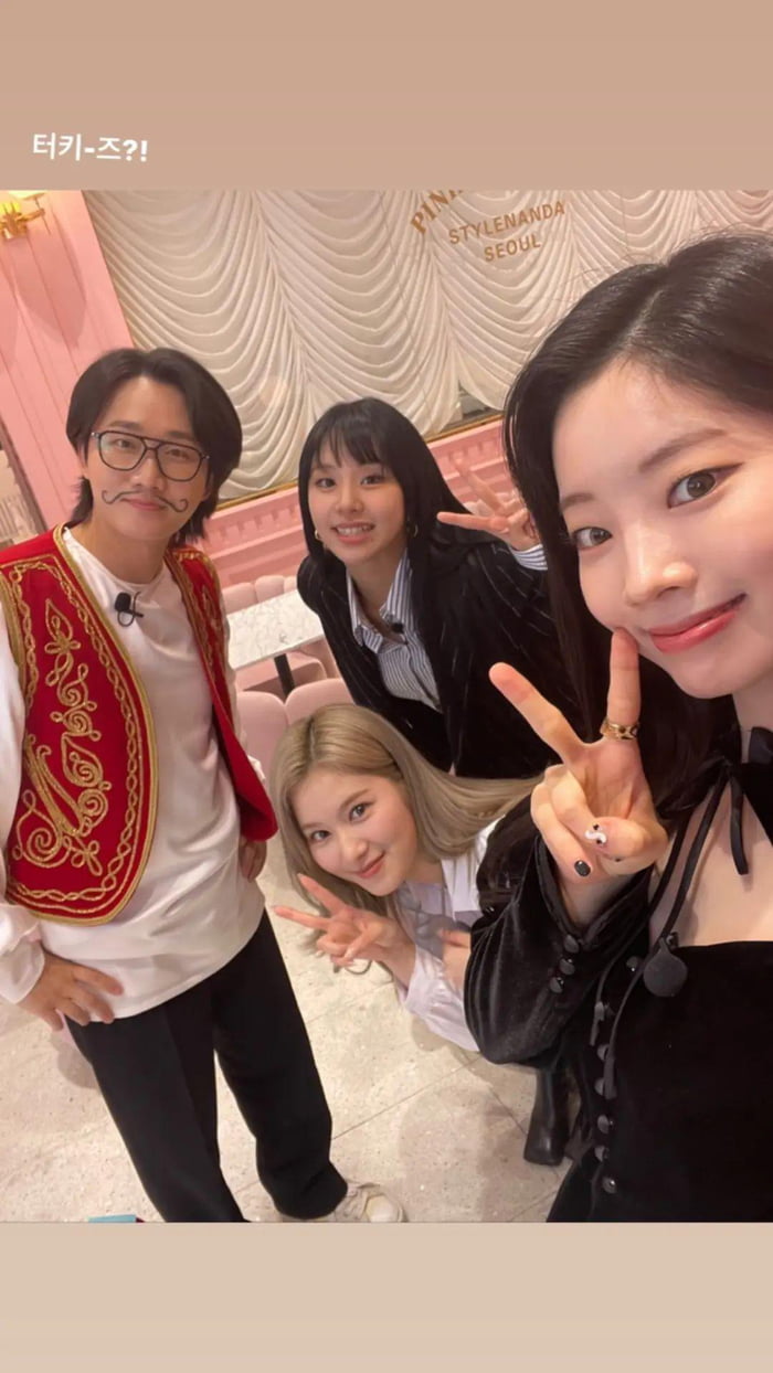 Photo : Twicetagram story update -Sana, Dahyun and Chaeyoung selca with Lee Yong Jin