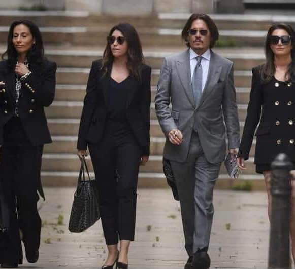 Johnny Depp with his lawyer's team 9GAG