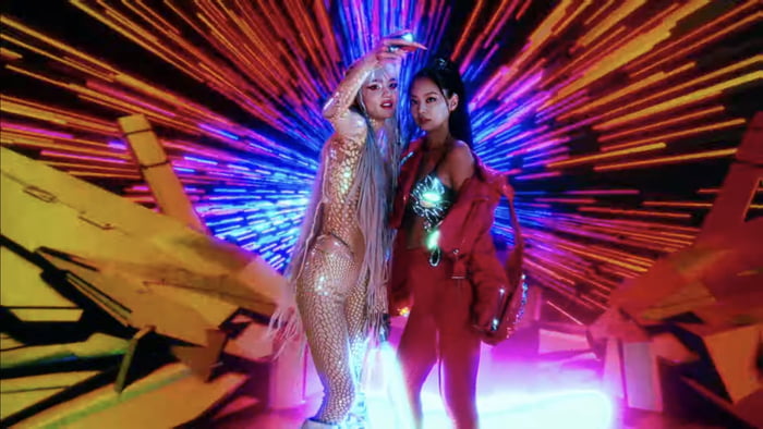 Photo : Jennie in the trailer for the new Grimes music video ‘Shinigami Eyes’