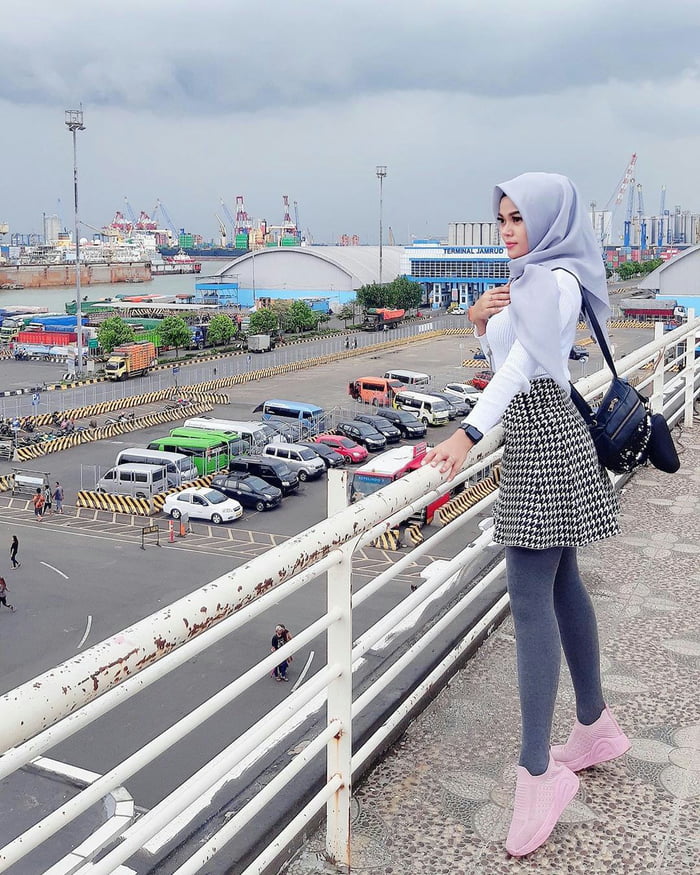 Jilbab+rok mini+legging = cara fashion yg syariah ? - 9GAG