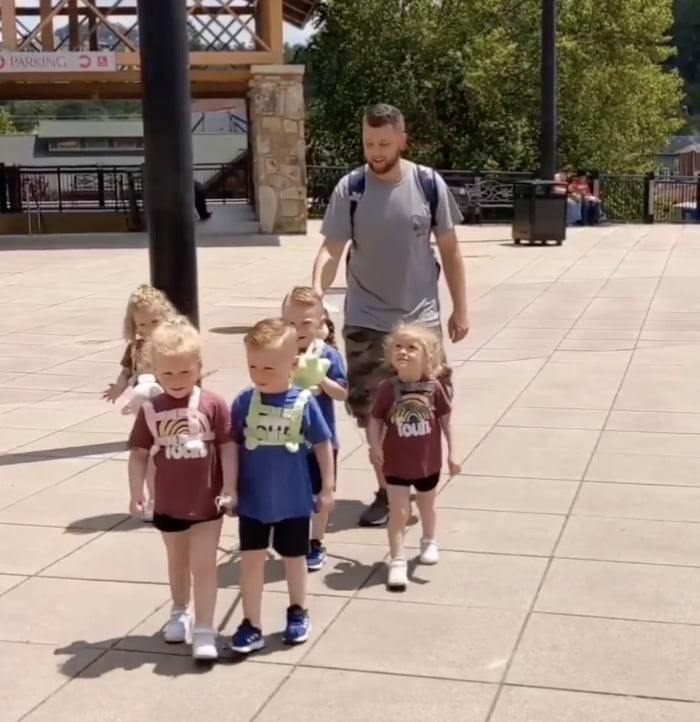 Dad Sparks Online Debate After Using Leash On His Quintuplets - 9GAG