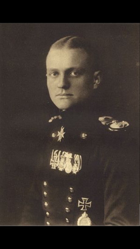 Manfred von Richthofen, the Red Baron - 9GAG