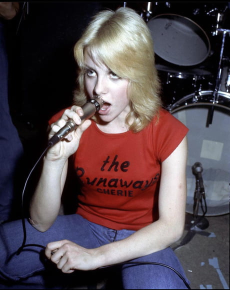 Cherie Currie Of The Runaways On Stage In Los Angeles 1976 9gag