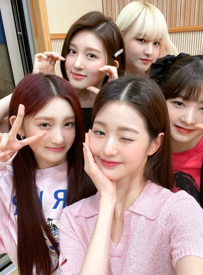 Photo : 220422 IVE Official Twitter Update with Jang Wonyoung (feat. IVE)
