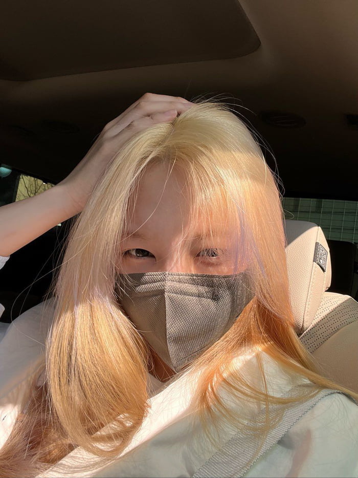 Photo : Blonde Nayeon