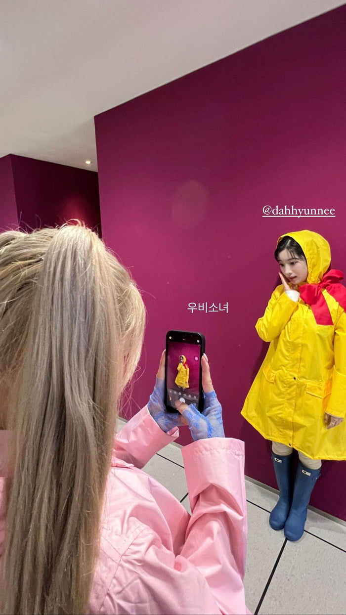 Photo : Nayeon Instagram Story Update - Nayeon taking a photo of Dahyun