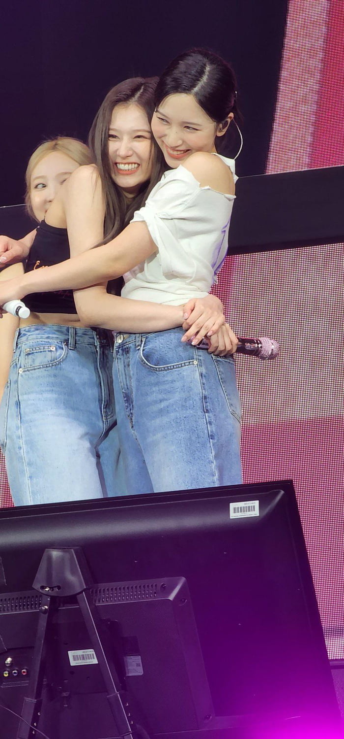 Photo : Steven_anthony twitter update - Sana is so happy when she’s hugging Mina