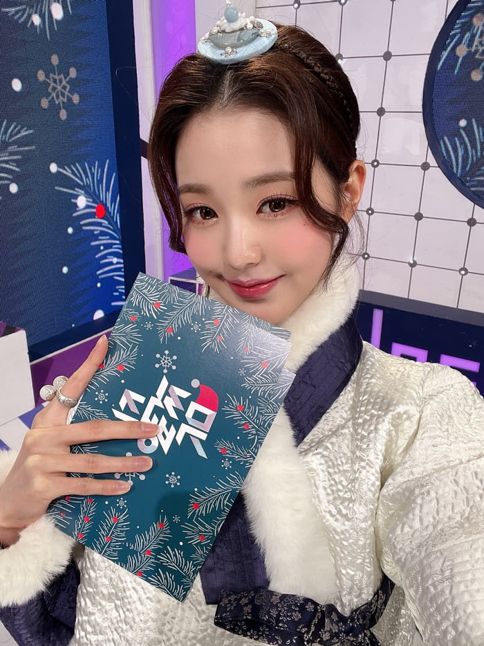 Photo : 220128 - KBS Music Bank Twitter Update with MC Jang Wonyoung