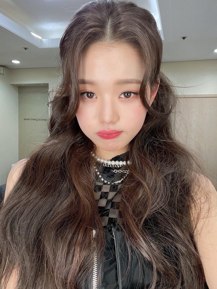 Photo : 211204 IVE Members Twitter Update with Jang Wonyoung