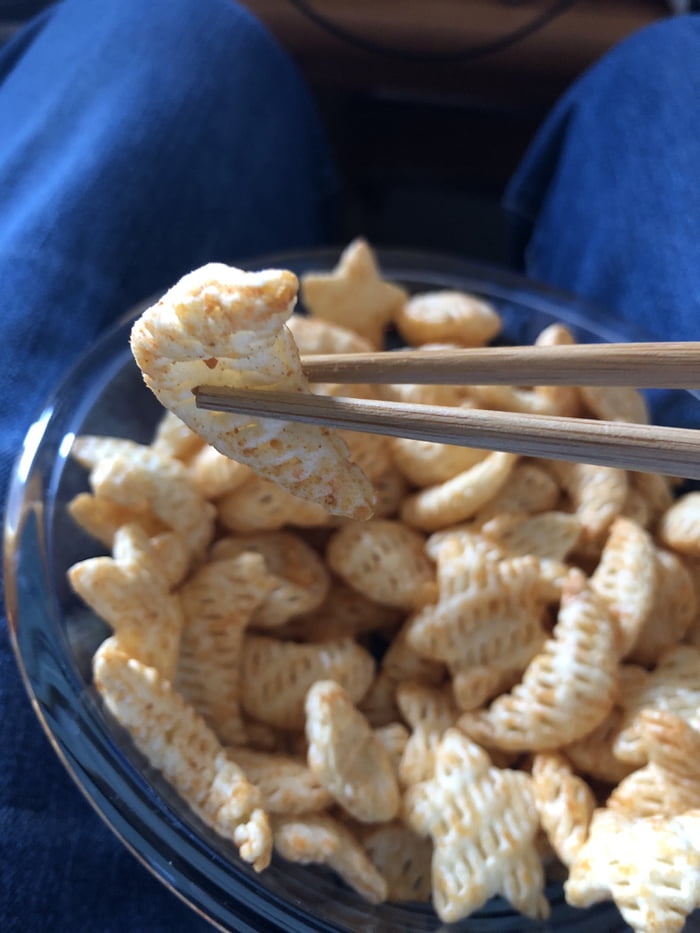 Eating snacks, while gaming, without dirty fingers 9GAG