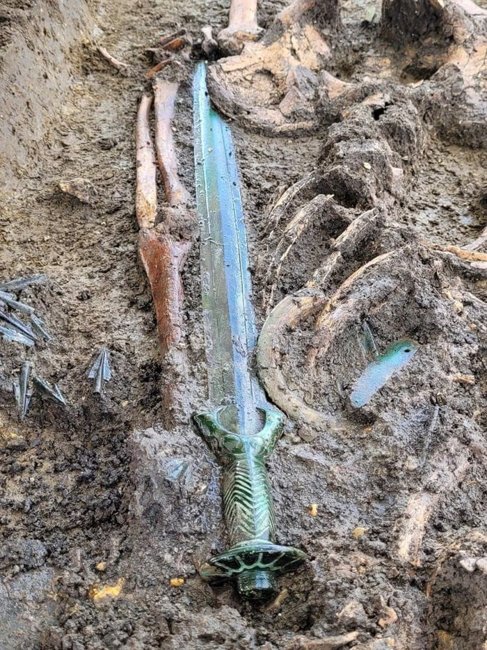 A Very Well-preserved 3000-year-old Sword Was Found Inside A Grave In ...