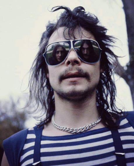 Phil “Philthy Animal” Taylor of Motörhead. “Fast” Eddie Clarke and Lemmy,  are reflected in his sunglasses (1980) - 9GAG