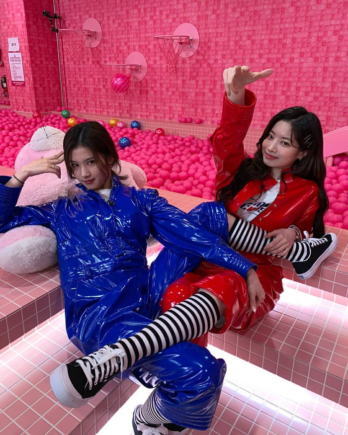 Photo : Sana and Dahyun