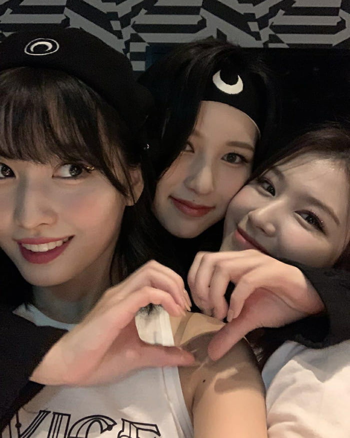 Photo : Mina with her Sana & Momo!