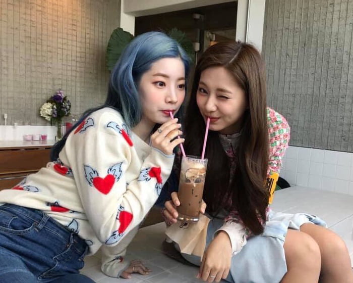 Photo : Dahyun and Tzuyu