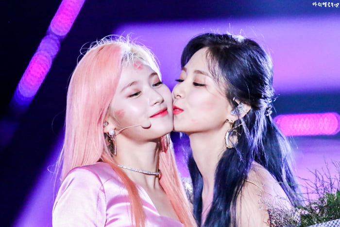Photo : Sana and Tzuyu