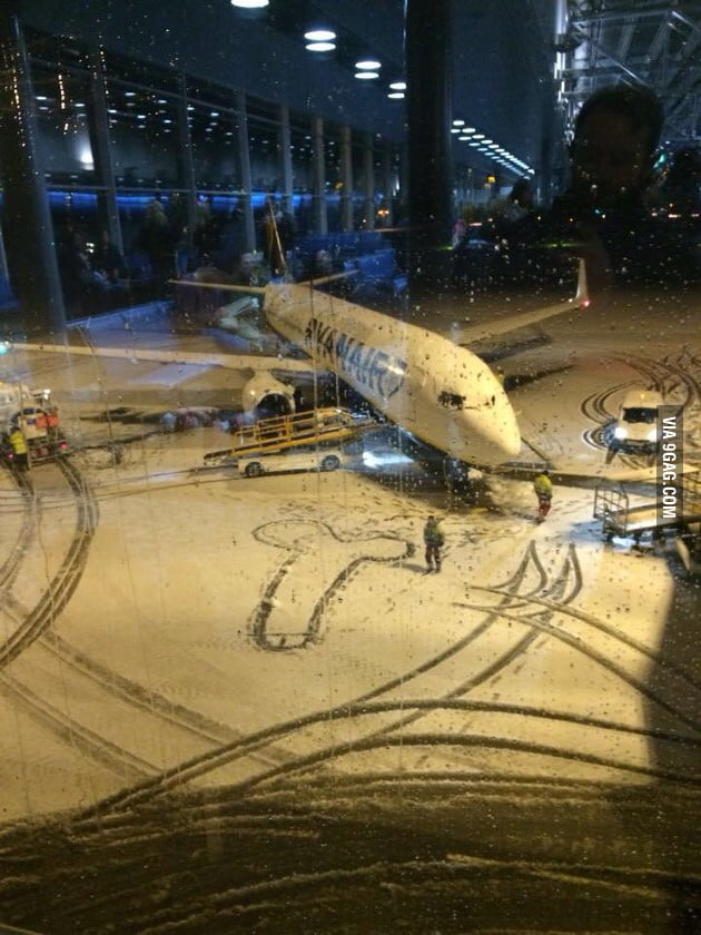 the-reason-why-your-flight-is-always-delayed-9gag