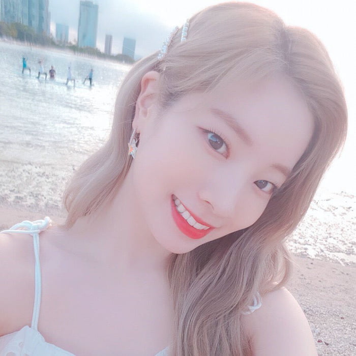 Photo : Dahyun at the beach