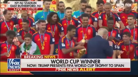 Trump imagined himself a member of the World Cup championship team, forcing his way in for a group photo. Infantino quickly stepped in to pull the stupid away and have to carefully explain to the shameless one that he is not a member of the Spanish national team yet.