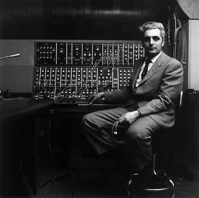 Robert Moog, pioneering inventor of the Moog synthesizer. (Photo by Jack Robinson, 1970) 9GAG