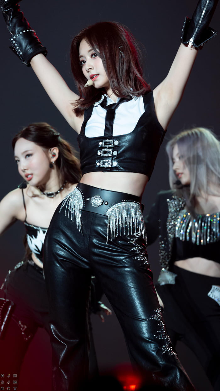 Photo : Tzuyu! (ft. Nayeon & Sana)