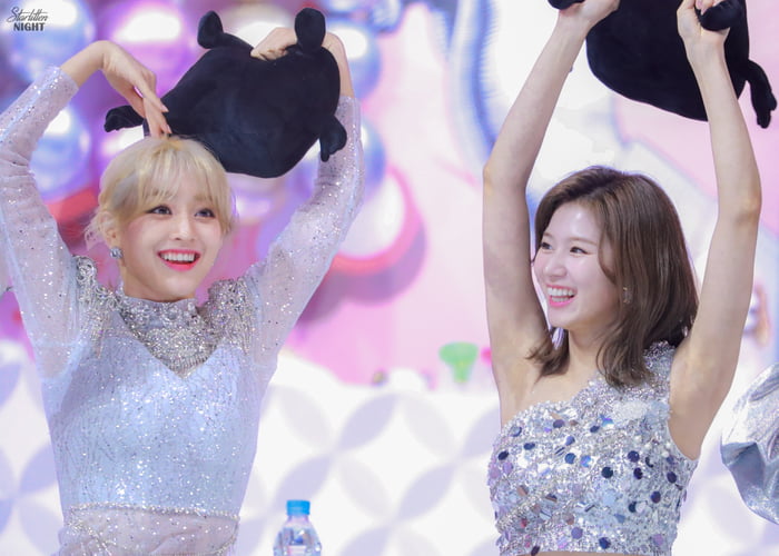 Photo : Happy Jihyo & Sana