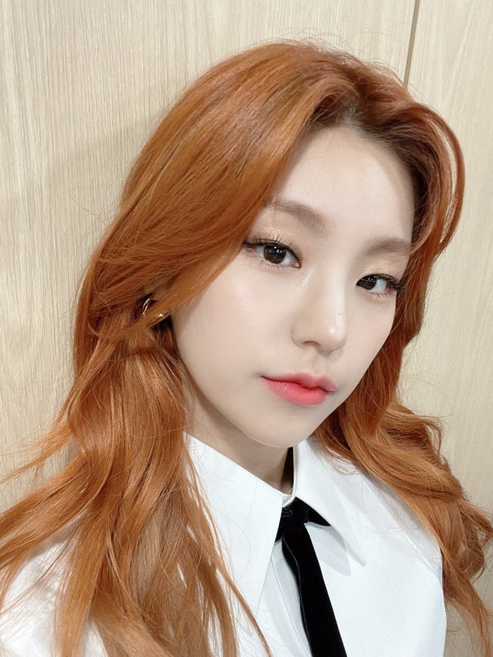 Photo : Yeji with red hair