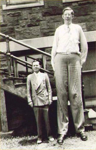 Robert Wadlow (8’11) standing next to his father (5’11) - 9GAG