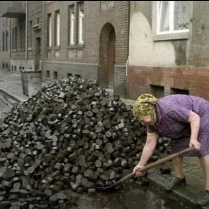 Hmmm, was schenkt man zum Weltfrauentag? Kohle Kohle geht immer. 9GAG