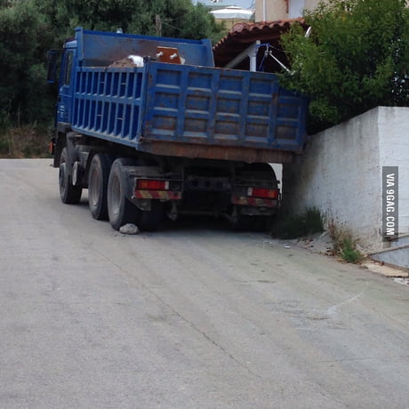 How Do I Prevent This Huge Truck From Rolling Downhill Hold My Beer I Ve Got An Idea 9gag