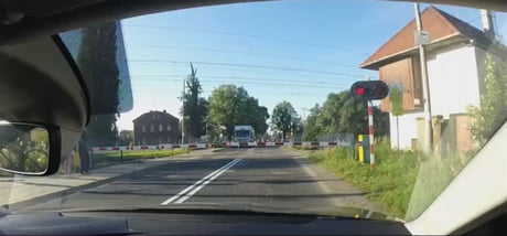 A debate has flared up in Poland about behaving prudently at railway crossings.