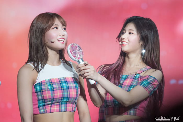 Photo : Sana interviewing Momo