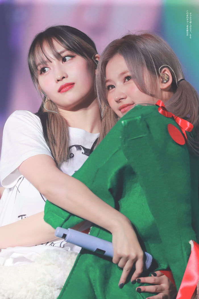 Photo : Momo and Sana hugging