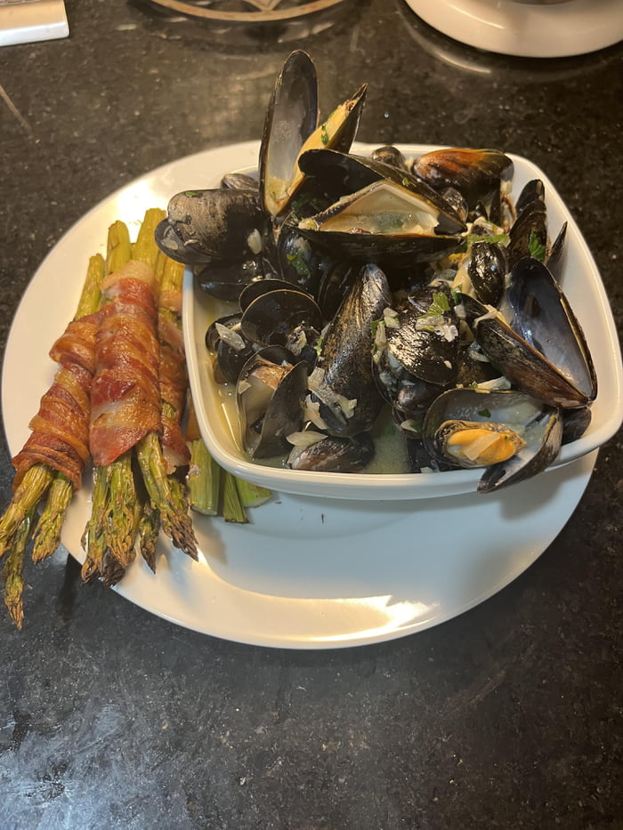 Mussels steamed in white wine garlic and butter served with bacon