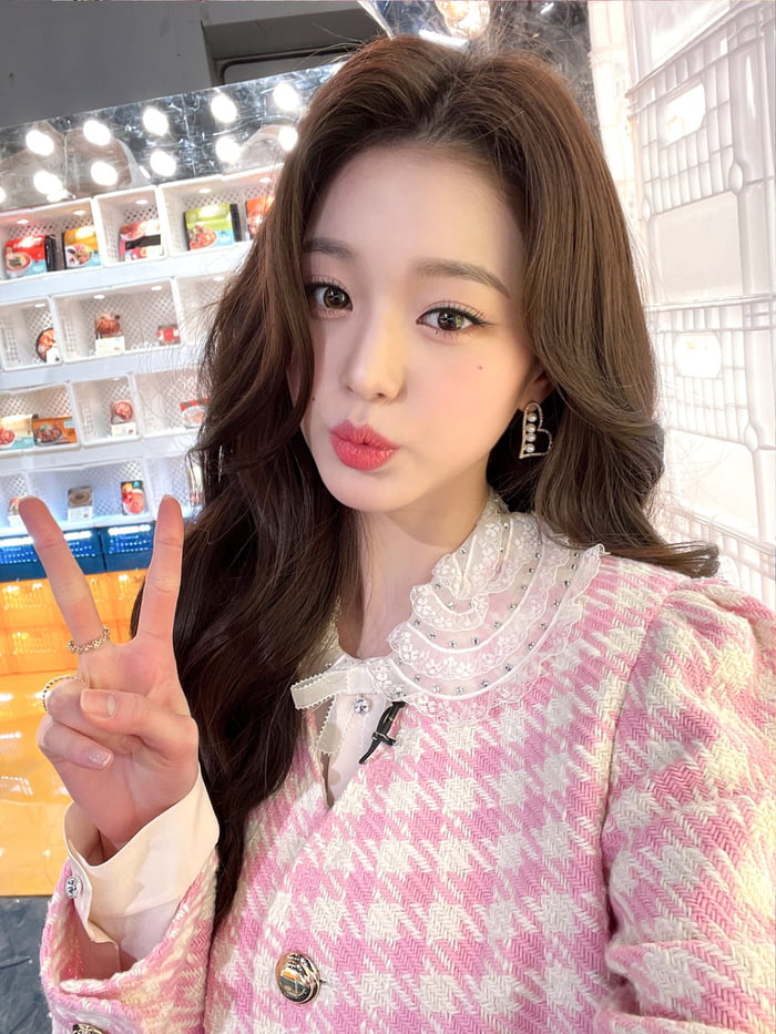 Photo : 220311 IVE Official Twitter Update with Jang Wonyoung 2